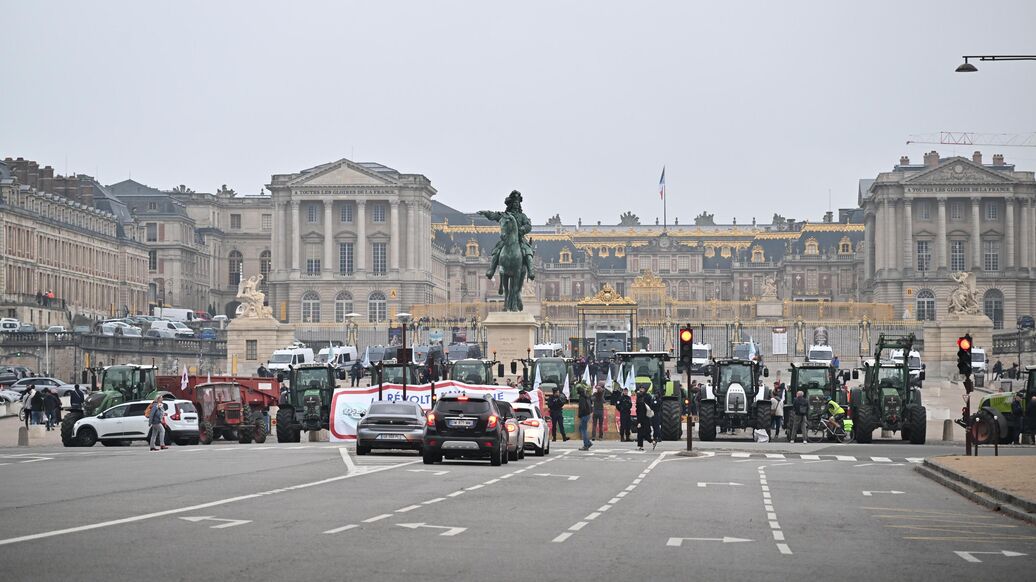 Французские фермеры устроили акцию протеста около Версальского дворца