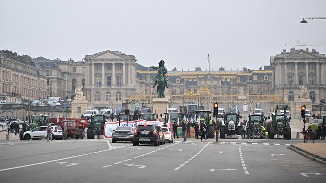 Протестующие фермеры на тракторах около Версальского дворца, Франция. 26 сентября 2025 года