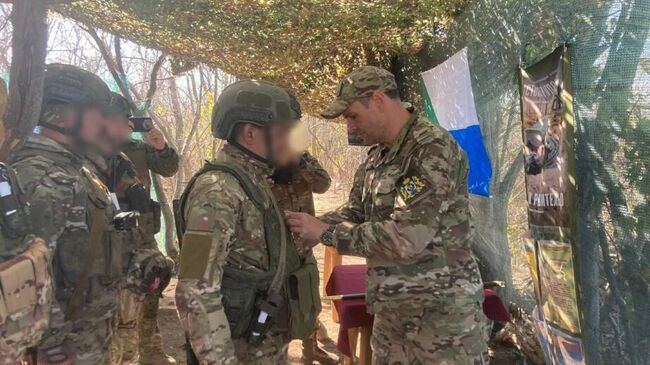 Губернатор Хабаровского края Дмитрий Демешин наградил бойцов добровольческого отряда БАРС-8 Хабаровск в зоне специальной военной операции Губернатор Хабаровского края Дмитрий Демешин наградил бойцов добровольческого отряда БАРС-8 Хабаровск в зоне специальной военной операции