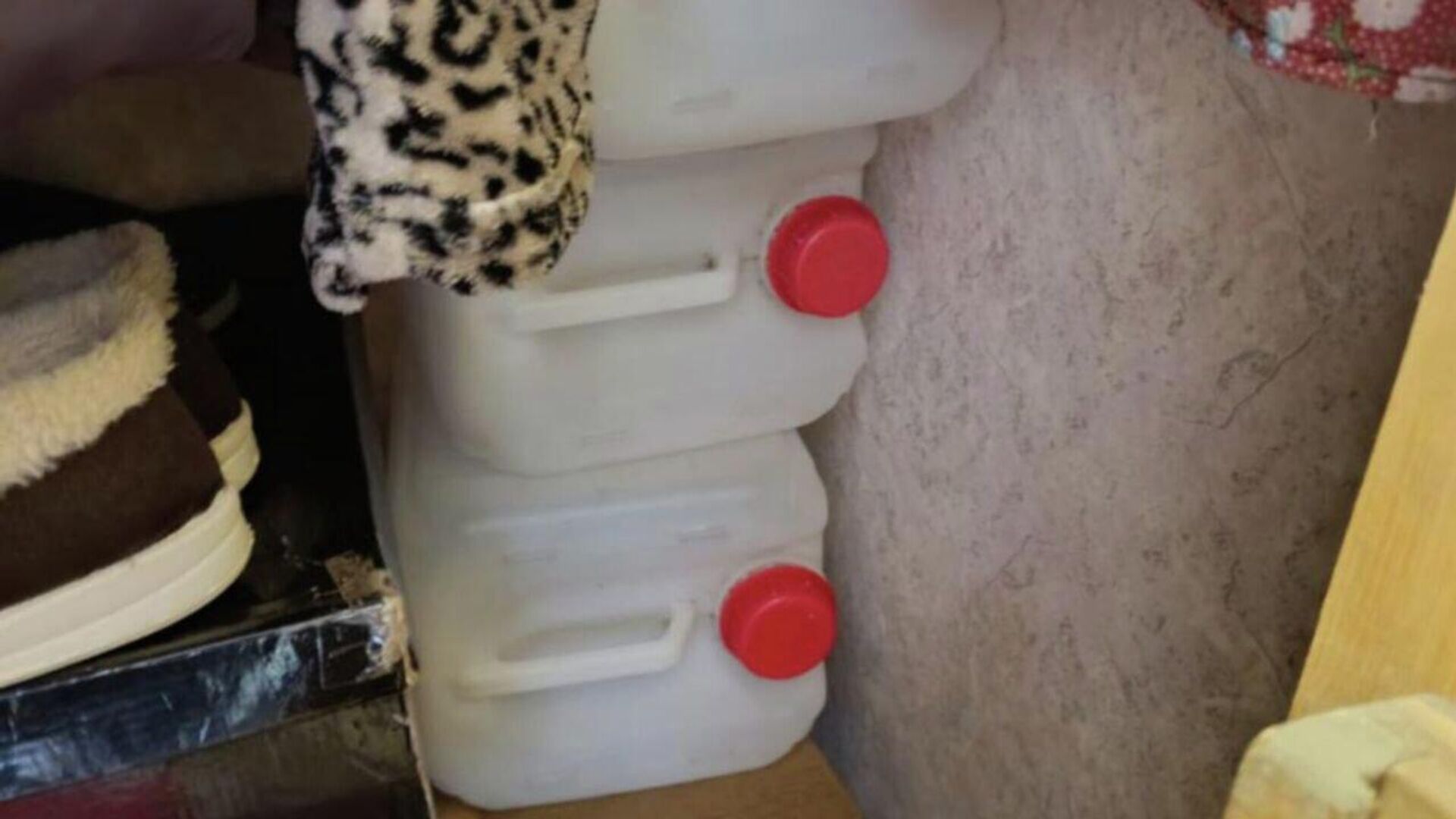 Фото домашнего производства суррогатного алкоголя в Сланцах Ленинградской области - РИА Новости, 1920, 28.09.2025