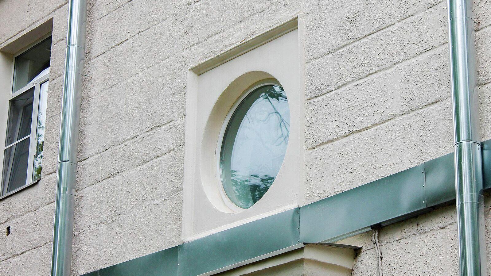 Окно в доме по адресу: 5-я улица Ямского Поля, дом 23, корпус 2 Окно в доме по адресу: 5-я улица Ямского Поля, дом 23, корпус 2 - РИА Новости, 1920, 26.09.2025