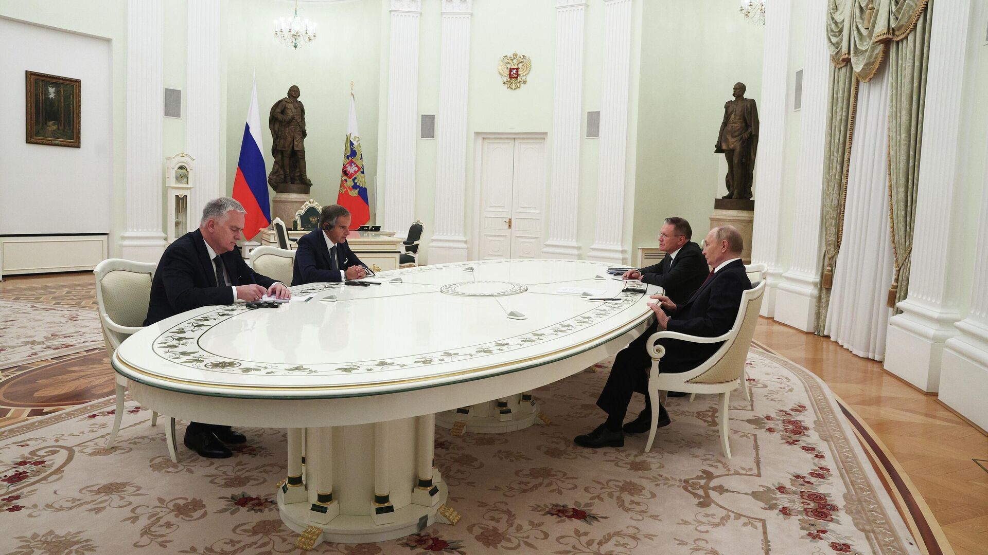 Президент РФ Владимир Путин и генеральный директор Международного агентства по атомной энергии Рафаэль Гросси во время встречи - РИА Новости, 1920, 26.09.2025
