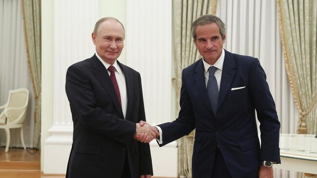 Владимир Путин и Рафаэль Гросси во время встречи