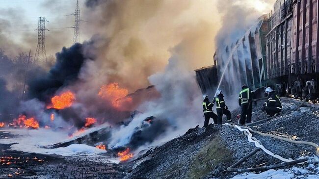 Сотрудники МЧС ликвидируют пожар на месте столкновения грузовика и товарного поезда в Смоленской области