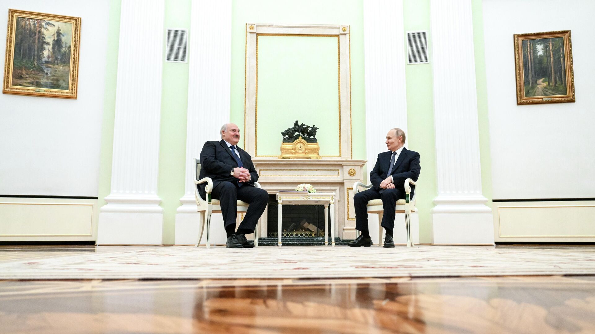 Президент России Владимир Путин и президент Белоруссии Александр Лукашенко во время встречи Президент России Владимир Путин и президент Белоруссии Александр Лукашенко во время встречи - РИА Новости, 1920, 26.09.2025