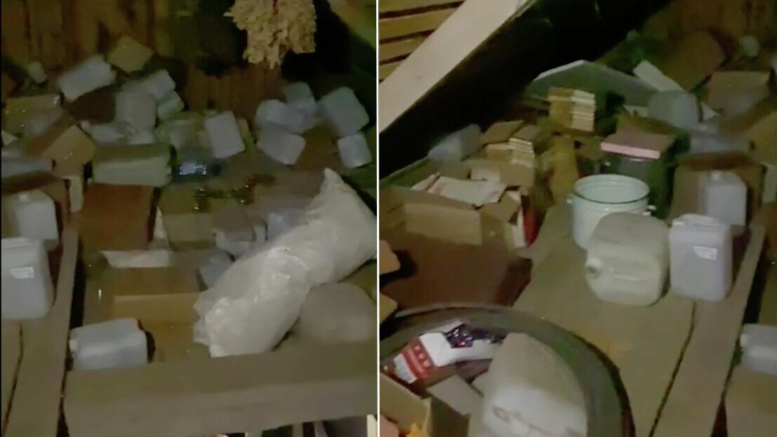 Емкости и принадлежности для производства алкоголя, обнаруженные на чердаке частного дома после проверки по факту смертельного отравления нескольких жителей Сланцевского района Ленинградской области - РИА Новости, 1920, 26.09.2025