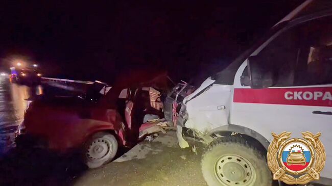 На месте ДТП с участием автомобилем скорой помощи в Ростовской области. Кадр видео