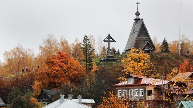 Осень в городе Плёс. На дальнем плане справа деревянная Воскресенская церковь Осень в городе Плёс. На дальнем плане справа деревянная Воскресенская церковь