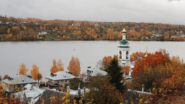 Осень в городе Плёс. Справа колокольня церкви Варвары Великомученицы Осень в городе Плёс. Справа колокольня церкви Варвары Великомученицы