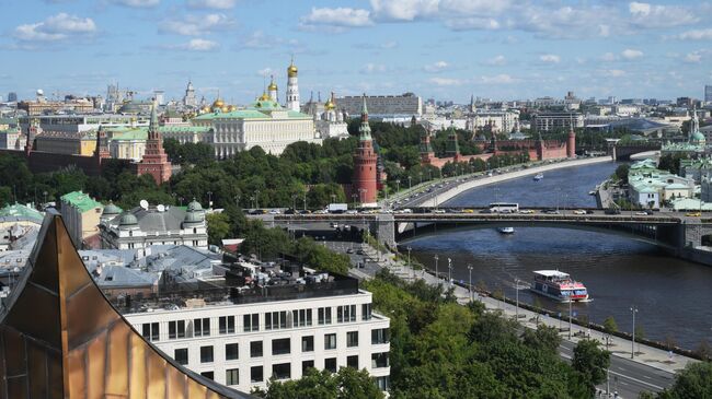Вид со смотровой площадки храма Христа Спасителя в Москве