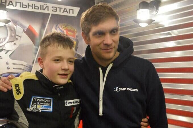 Никита Сапежко с первым российским гонщиком Формулы-1 Виталием Петровым Никита Сапежко с первым российским гонщиком Формулы-1 Виталием Петровым - РИА Новости, 1920, 26.09.2025