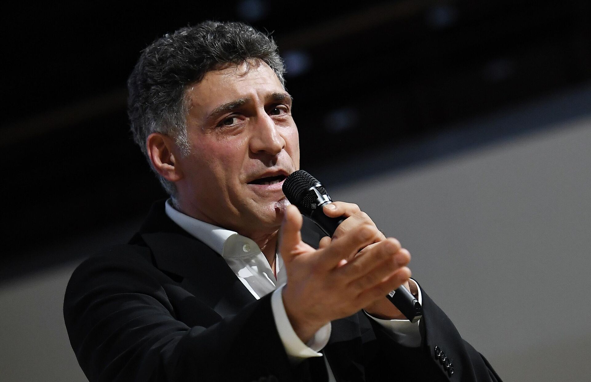 Режиссер Тигран Кеосаян во время премьеры своего фильма Крымский мост. Сделано с любовью! в концертном зале Зарядье в Москве Режиссер Тигран Кеосаян во время премьеры своего фильма Крымский мост. Сделано с любовью! в концертном зале Зарядье в Москве - РИА Новости, 1920, 26.09.2025