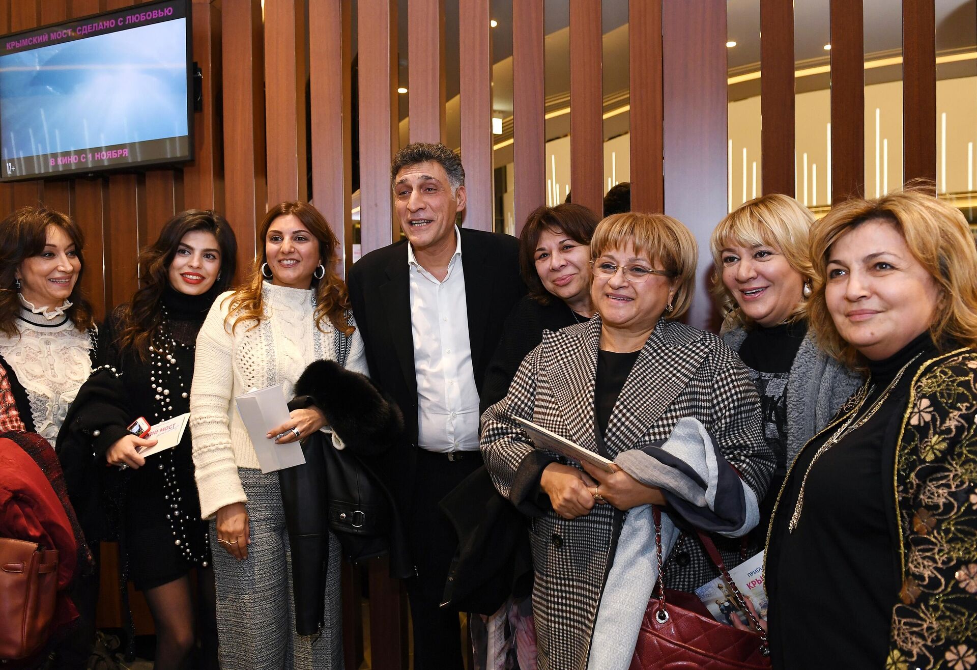 Режиссер Тигран Кеосаян во время премьеры своего фильма Крымский мост. Сделано с любовью! в концертном зале Зарядье в Москве Режиссер Тигран Кеосаян во время премьеры своего фильма Крымский мост. Сделано с любовью! в концертном зале Зарядье в Москве - РИА Новости, 1920, 26.09.2025