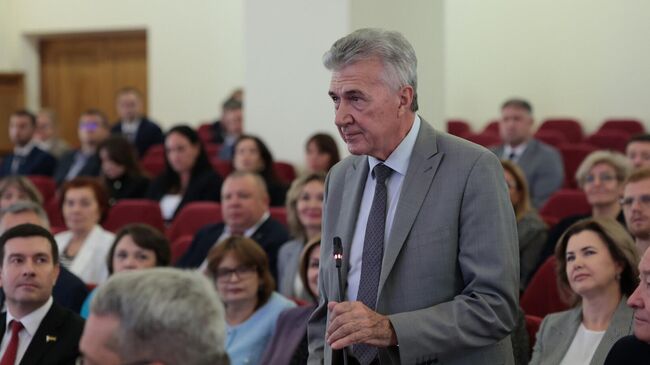 Художественный руководитель Ростовского музыкального театра Вячеслав Кущёв на заседании законодательного собрания Ростовской области