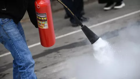 На практическом занятии по правилам пользования огнетушителями.