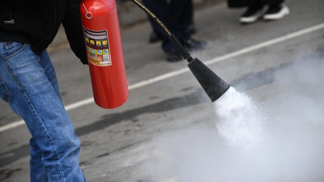 На практическом занятии по правилам пользования огнетушителями.