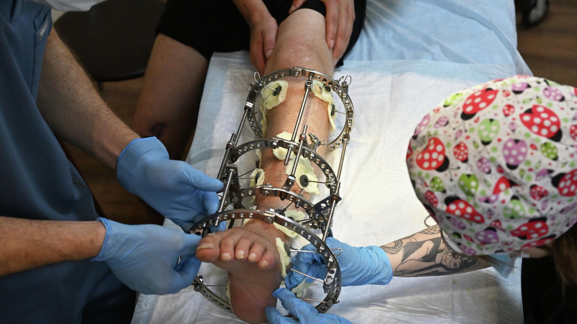 Врачи 4-го отдельного медико-санитарного батальона оказывают помощь раненому бойцу в госпитале спецназа Ахмат в зоне проведения СВО - РИА Новости, 1920, 07.10.2025