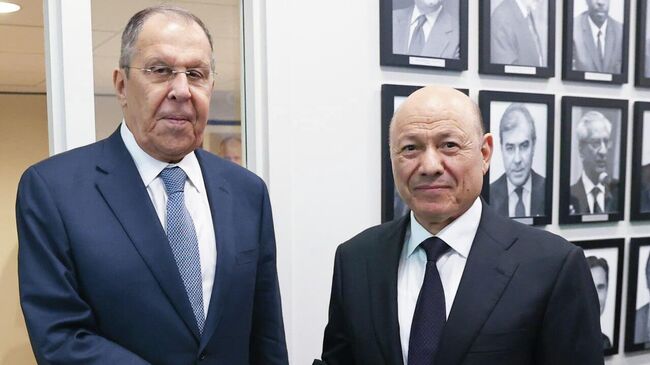 Глава МИД РФ Сергей Лавров и председатель руководящего президентского совета Йемена Рашад аль-Алими во время встречи на полях мероприятий недели высокого уровня 80-й сессии Генеральной Ассамблеи ООН