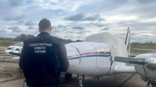 Сотрудник СК на месте инцидента с легкомоторным самолетом на аэродроме Кречевицы в Новгородской области