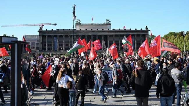 Участники акции протеста в Берлине против ведения Израилем боевых действий в секторе Газа