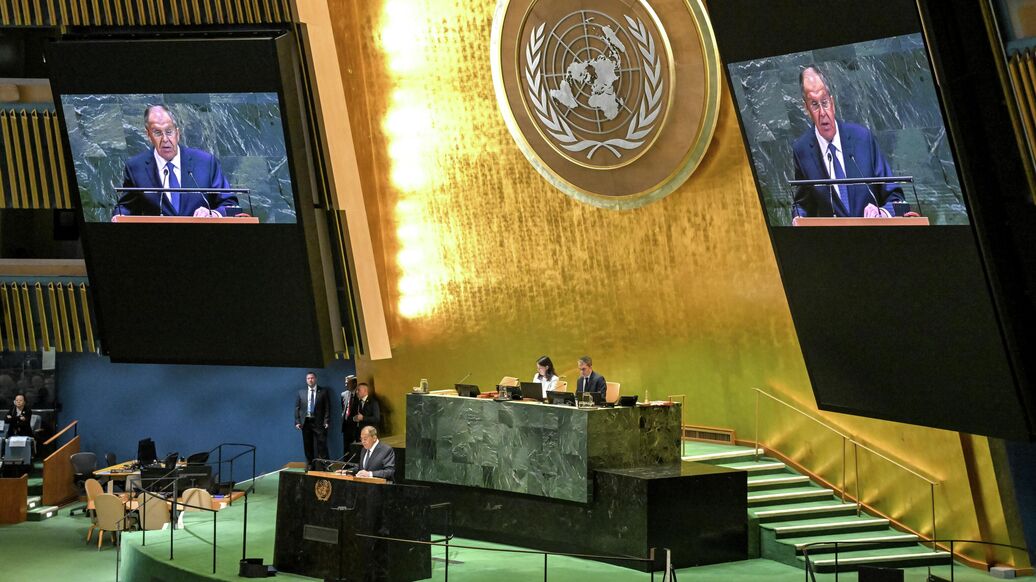 Офис Бербок переадресовал вопрос о звуке ее микрофона при словах о России