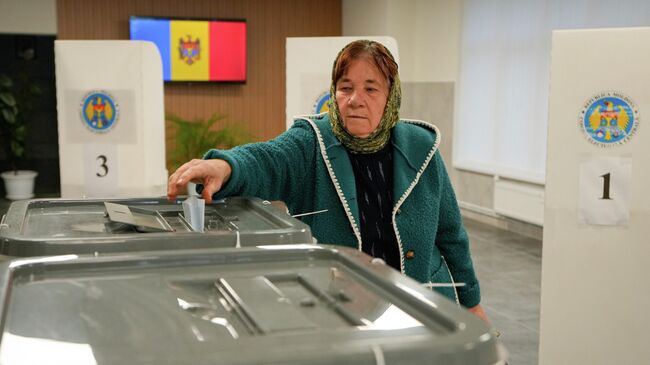 Голосование на избирательном участке во время парламентских выборов в Молдавии