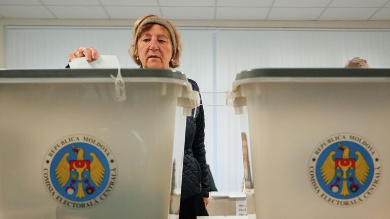 Голосование на избирательном участке во время парламентских выборов в Молдавии