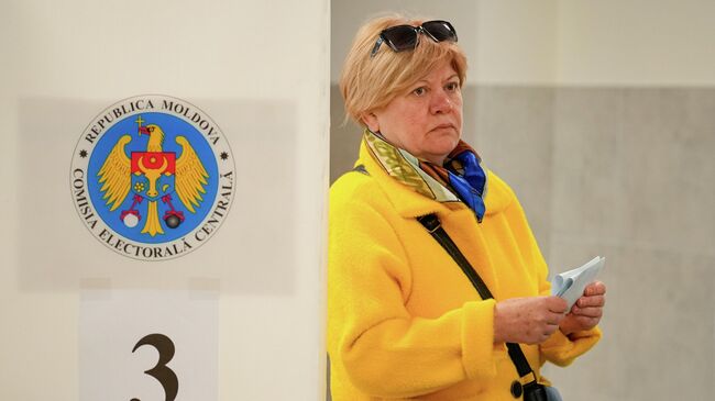 Голосование на избирательном участке во время парламентских выборов в Молдавии