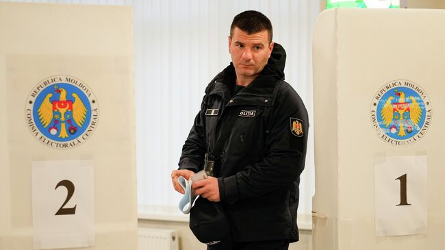 Голосование на избирательном участке во время парламентских выборов в Молдавии