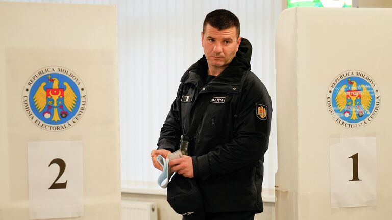 Голосование на избирательном участке во время парламентских выборов в Молдавии