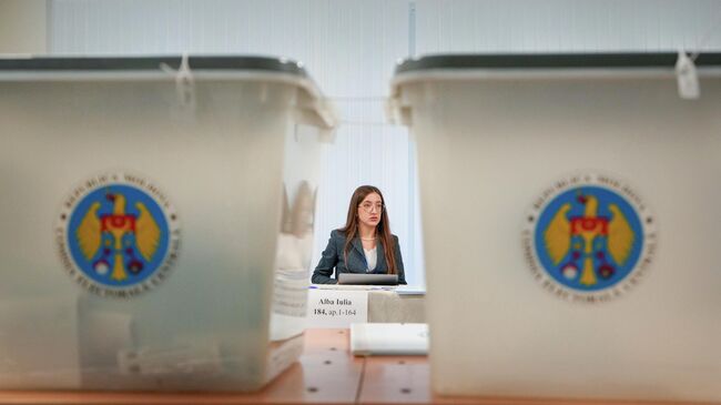 Сотрудник избирательной комиссии на избирательном участке во время парламентских выборов в Кишинёве, Молдова