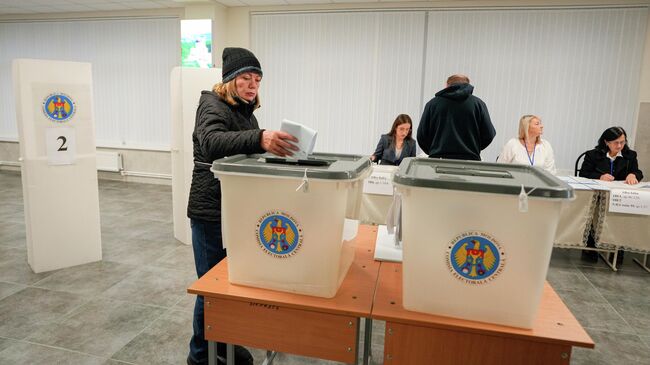 Голосование на избирательном участке во время парламентских выборов в Молдавии
