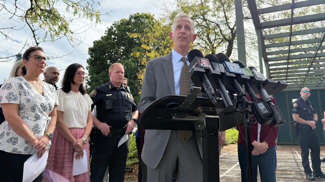 Мэр Портленда Кит Уилсон выступает на пресс-конференции в Портленде, после того, как Дональд Трамп заявил, что отправит войска в город