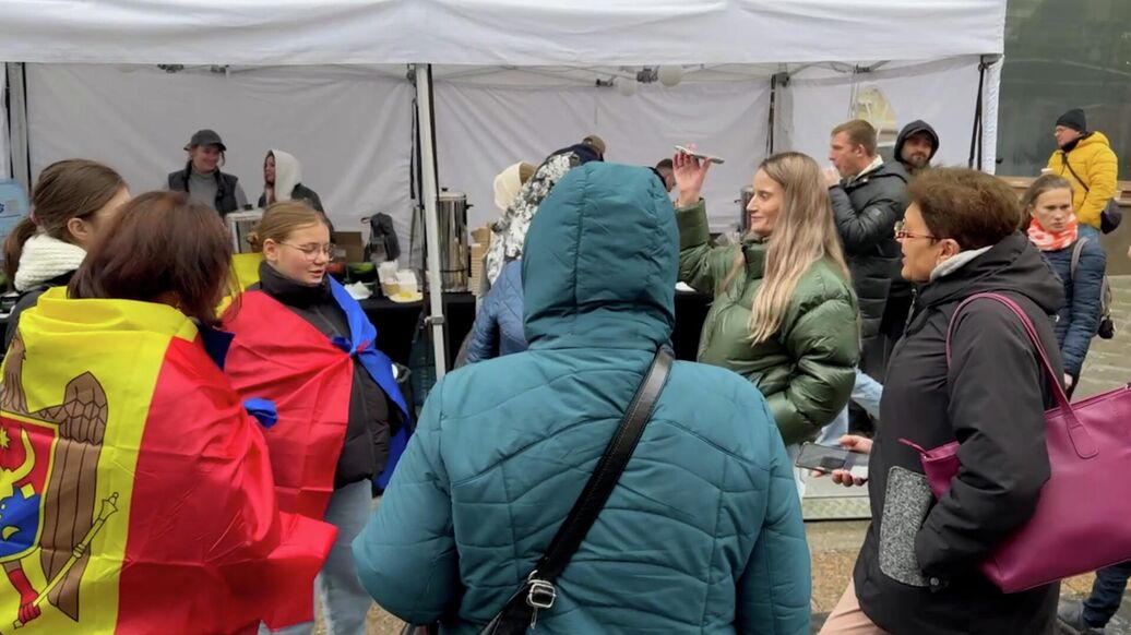 Граждане Молдавии голосуют на избирательных участках в Москве