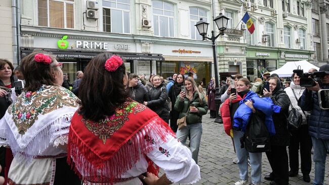 Граждане Молдавии собрались у посольства Республики Молдавия в Москве для голосования на парламентских выборах
