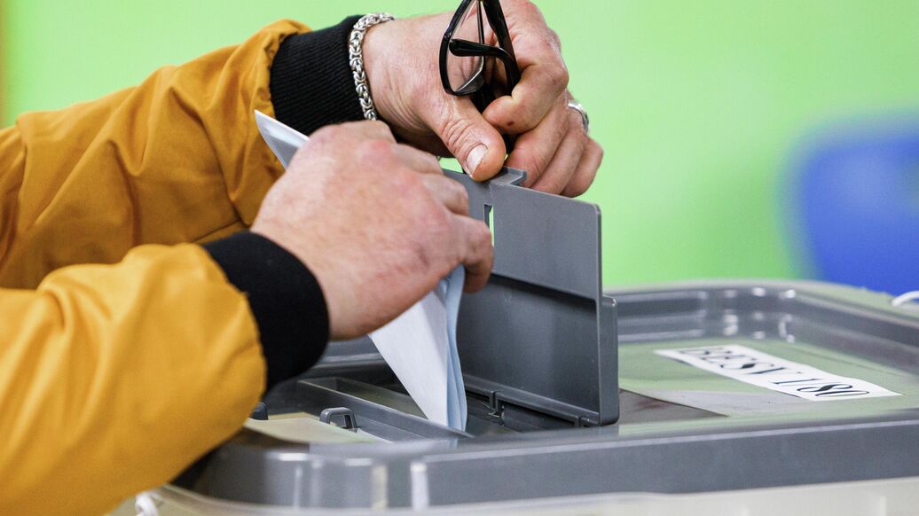 В Румынии массово привозят граждан Молдавии на избирательный участок