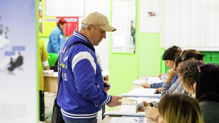 Мужчина голосует на избирательном участке в Кишиневе. В Молдавии сегодня проходят парламентские выборы