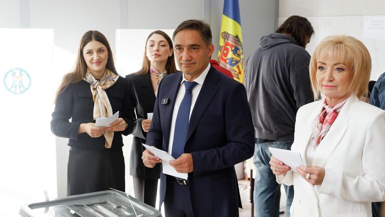 Экс-генпрокурор, кандидат в президенты Молдавии Алекcандр Стояногло голосует на избирательном участке в Кишиневе на парламентских выборах