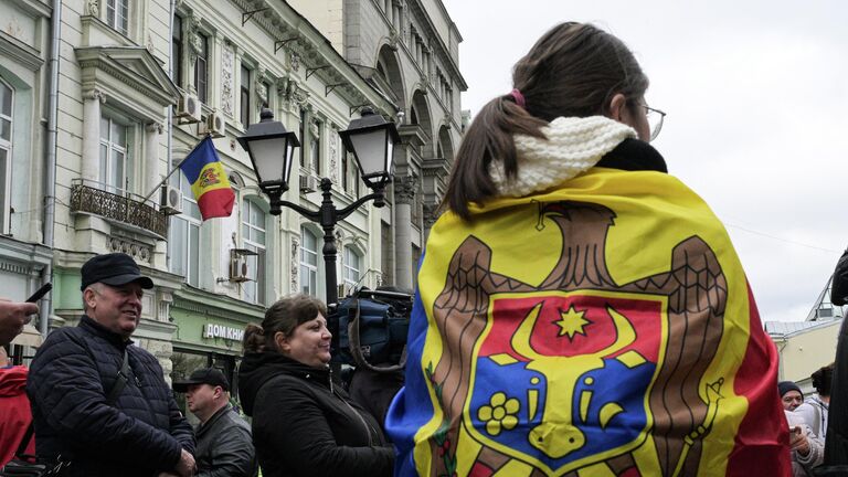 Граждане Молдавии собрались у посольства Республики Молдавия в Москве для голосования на парламентских выборах