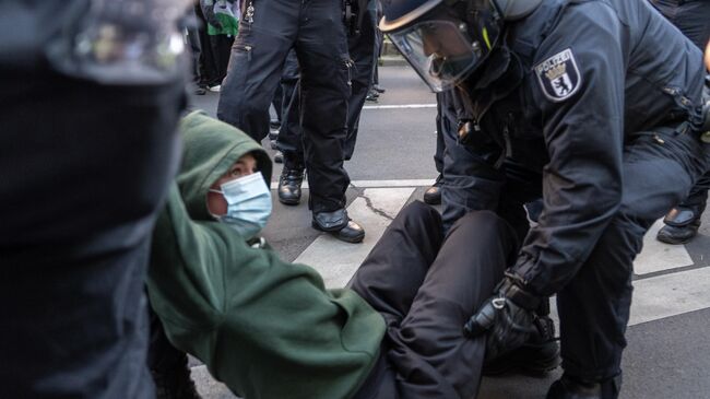 Полиция задерживает протестующего во время пропалестинской демонстрации в Берлине