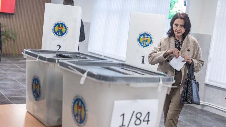 Голосование на избирательном участке во время парламентских выборов в Молдавии