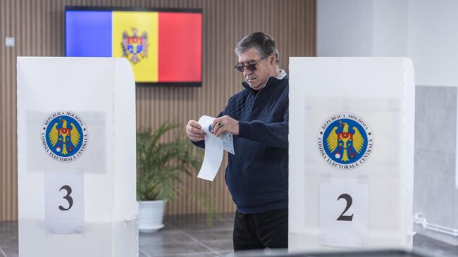 Голосование на избирательном участке во время парламентских выборов в Молдавии