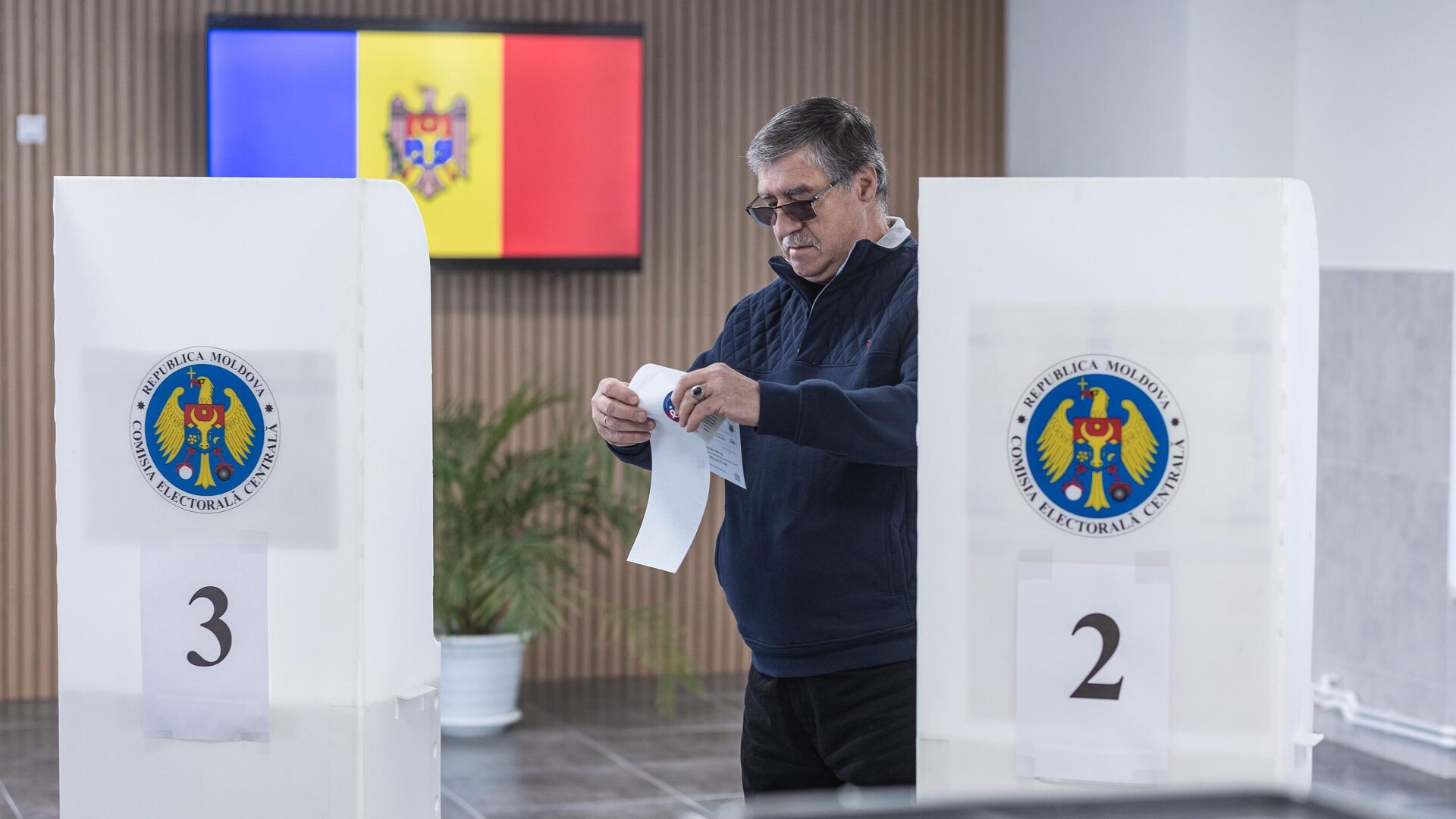 Голосование на избирательном участке во время парламентских выборов в Молдавии - РИА Новости, 1920, 28.09.2025