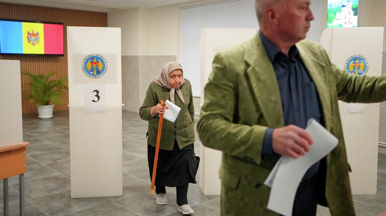 Голосование на избирательном участке во время парламентских выборов в Молдавии
