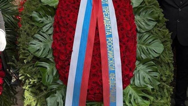 Президент России Владимир Путин направил венок на церемонию прощания с режиссером, теле- и радиоведущим Тиграном Кеосаяном