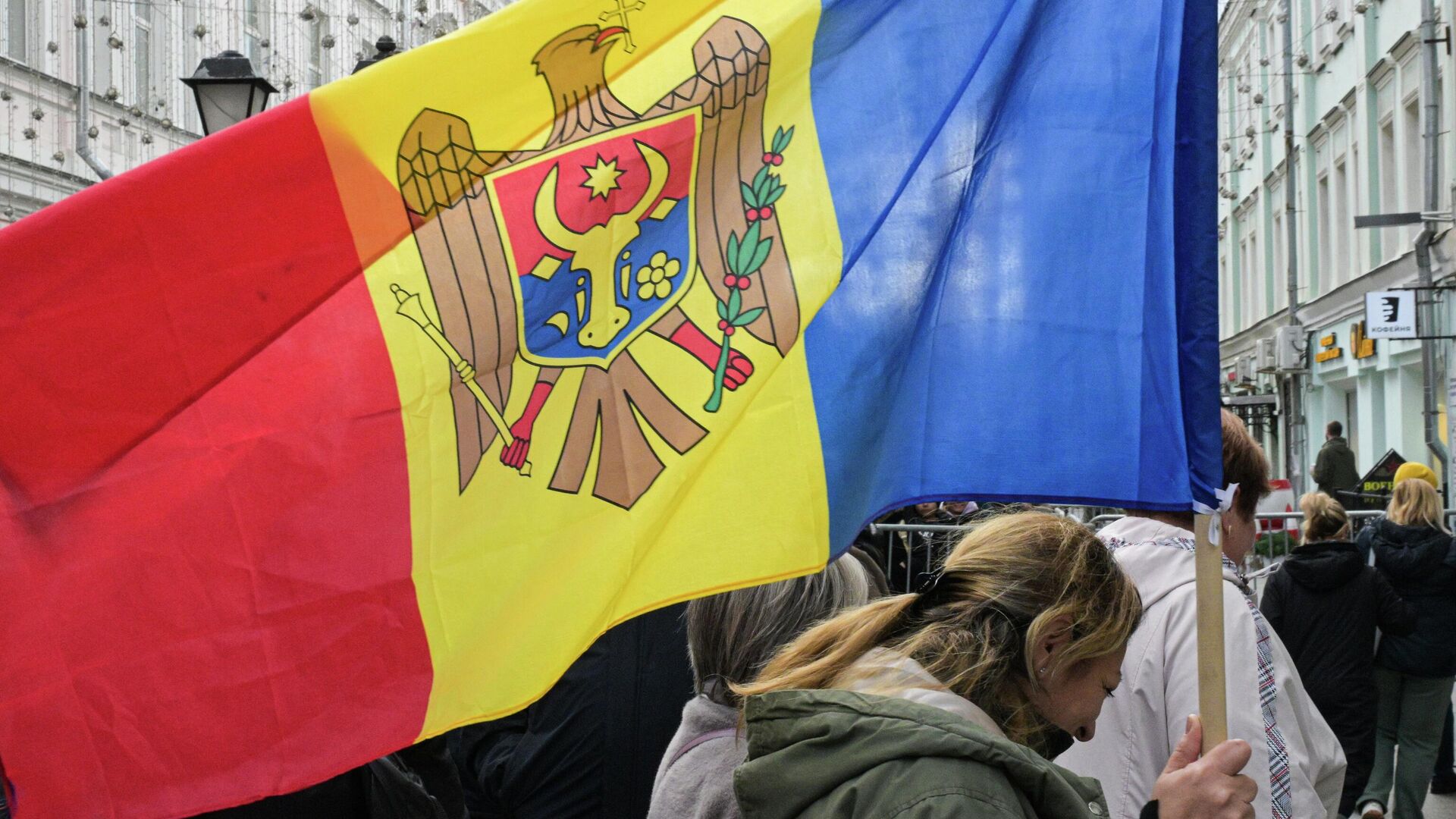 Женщина с флагом Молдавии Женщина с флагом Молдавии - РИА Новости, 1920, 28.09.2025