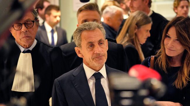 Бывший президент Франции Николя Саркози общается с прессой после оглашения приговора по делу о ливийском финансировании его предвыборной кампании в 2007 году Бывший президент Франции Николя Саркози общается с прессой после оглашения приговора по делу о ливийском финансировании его предвыборной кампании в 2007 году