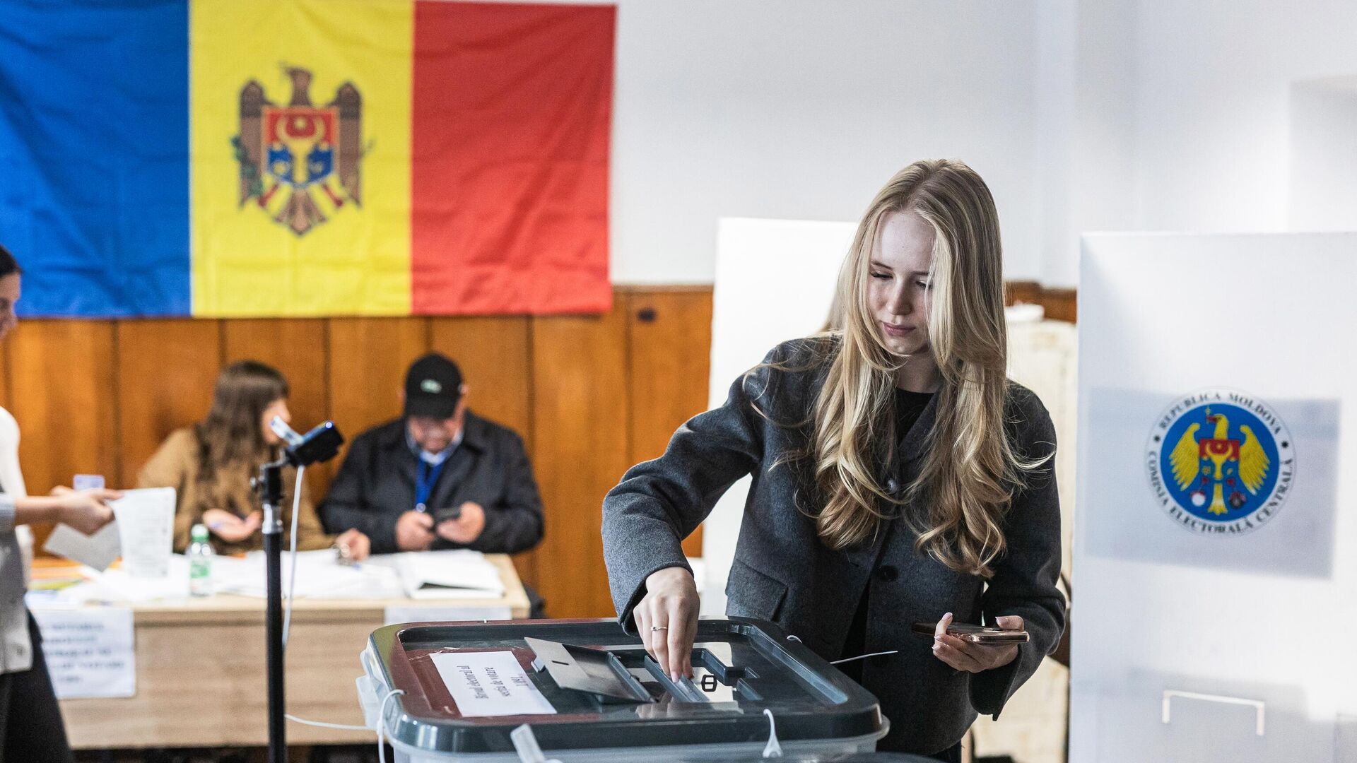 Голосование на избирательном участке во время парламентских выборов в Молдавии Голосование на избирательном участке во время парламентских выборов в Молдавии - РИА Новости, 1920, 28.09.2025