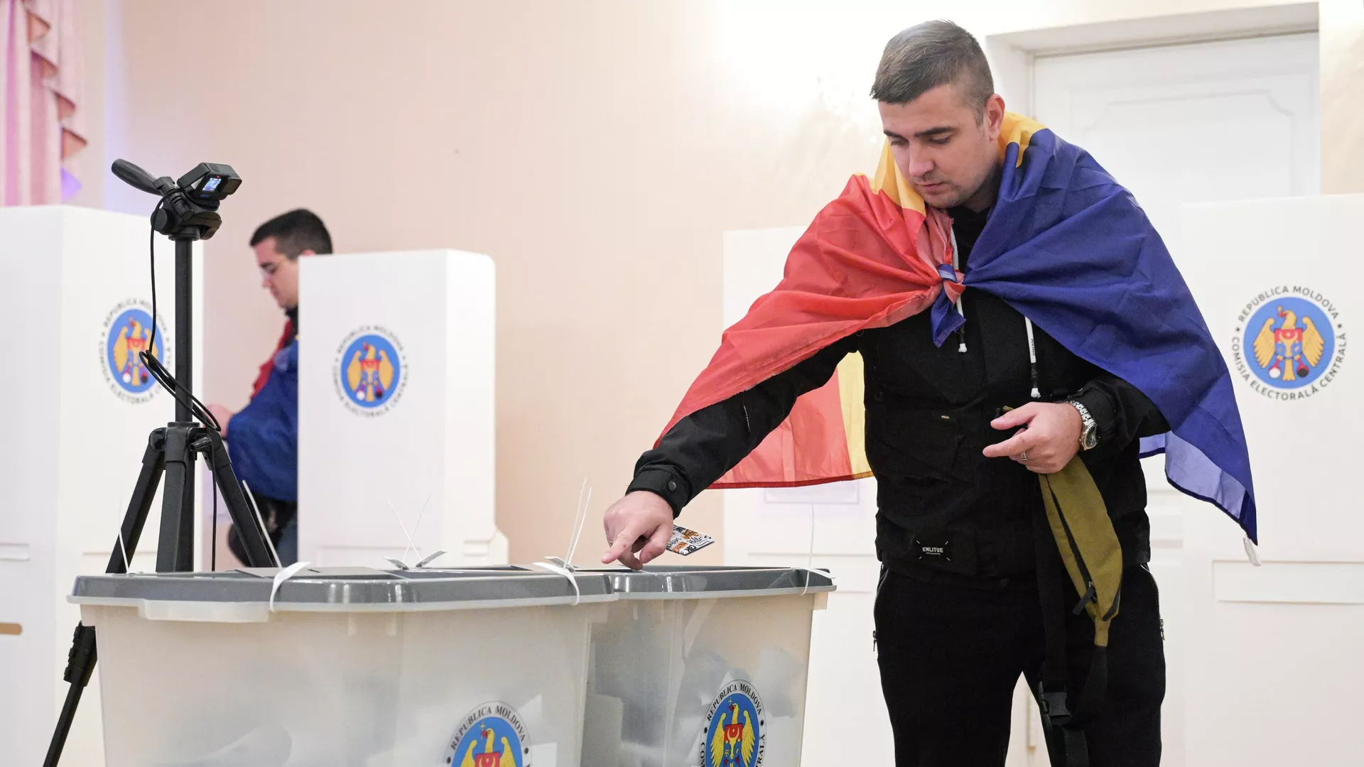 Seorang pria memberikan suara di tempat pemungutan suara di kedutaan Republik Moldova di Moskow dalam pemilihan parlemen - Ria Novosti, 1920, 09/28/2025