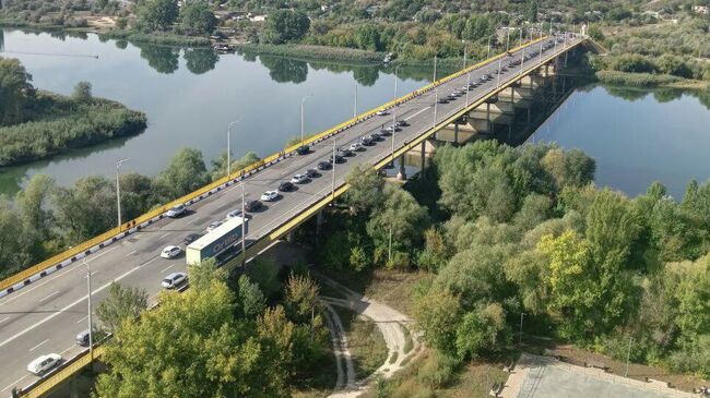 Очередь из автомобилей на мосту через Днестр в Молдавии